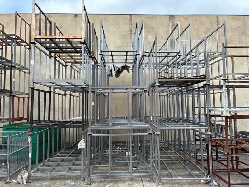 Stillages