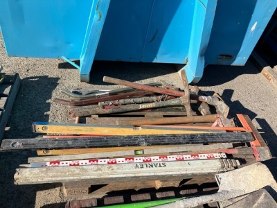 Pallet Of Levellers, Extendable Measuring Sticks, Pickaxes and Sledgehammers - 3